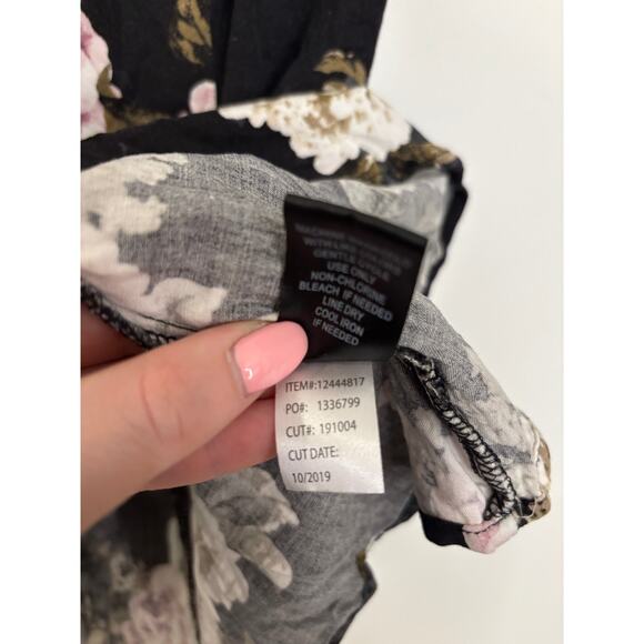 Torrid Top Women M 00 Stretch Challis Lace Up Back Blouse Monotone Floral V-Neck - Picture 7 of 7